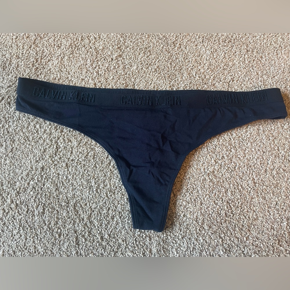 Women’s Calvin Klein song large